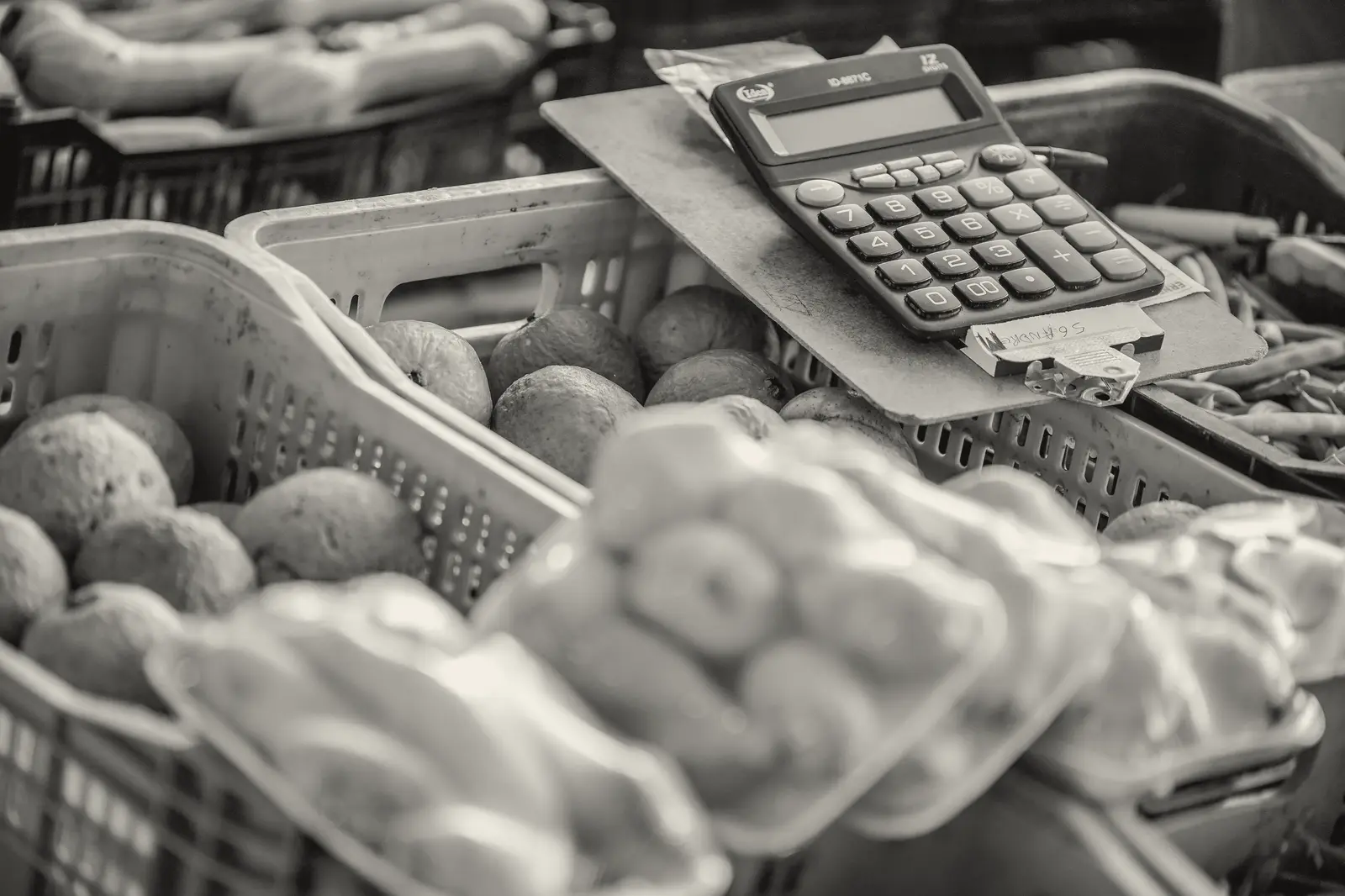 Uma calculadora sobre caixas de frutas e legumes na Ceasa do Distrito Federal.